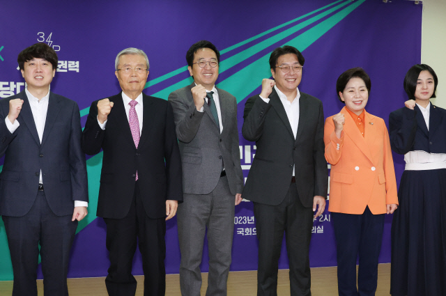 지난17일 국회 의원회관에서 열린 새로운선택 창당대회에서 참석자들이 기념촬영을 하고 있다. 오른쪽부터 류호정 정의당 의원, 양향자 한국의희망 대표, 조성주, 금태섭 새로운선택 공동대표, 김종인 전 국민의힘 비대위원장, 이준석 전 대표. 연합뉴스